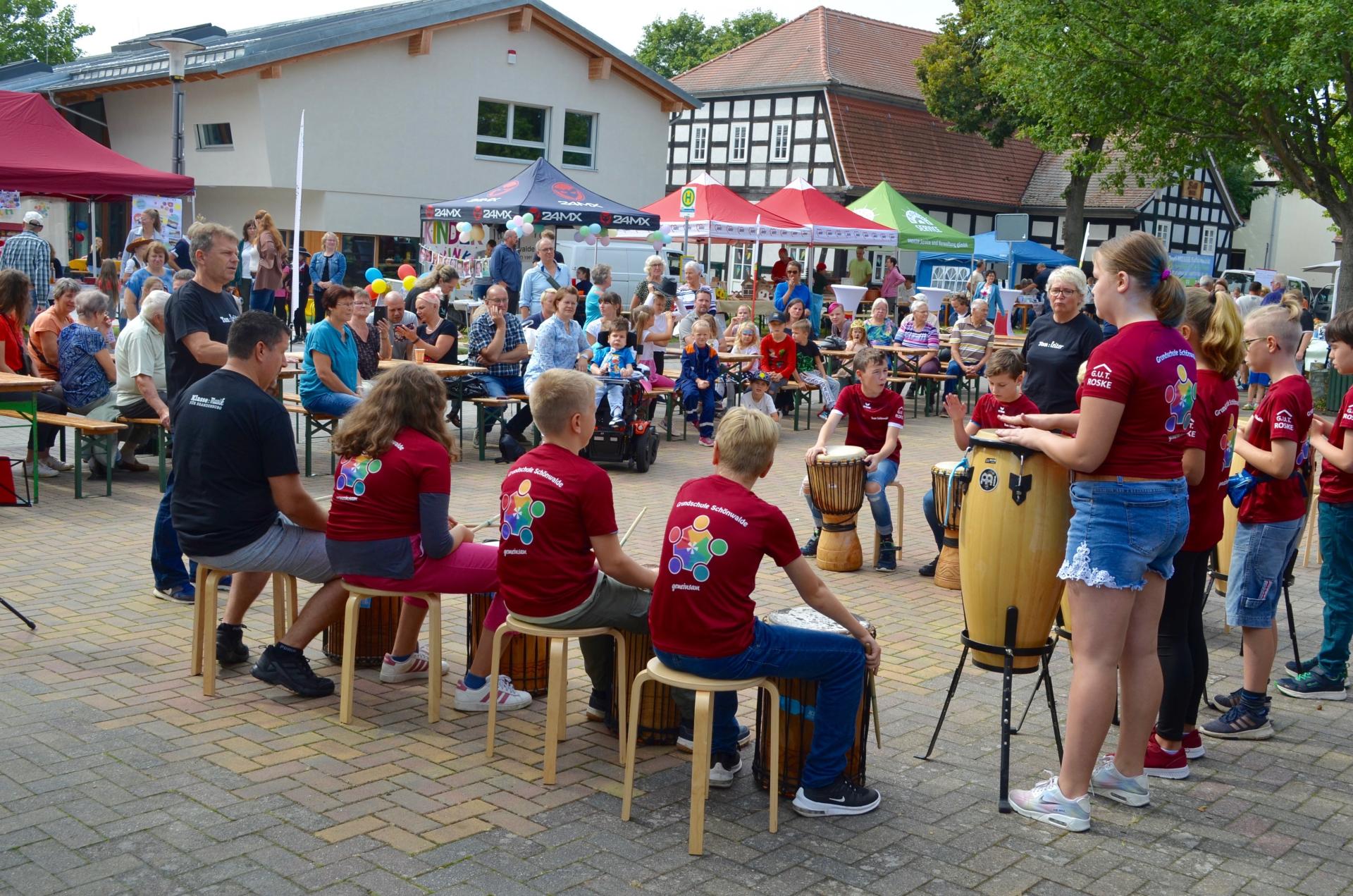 Gut besucht: Auch kulturell hatte die Dorfmesse viel zu bieten - hier mit Trommlern der Grundschule Schönwalde. Foto: Andreas Staindl