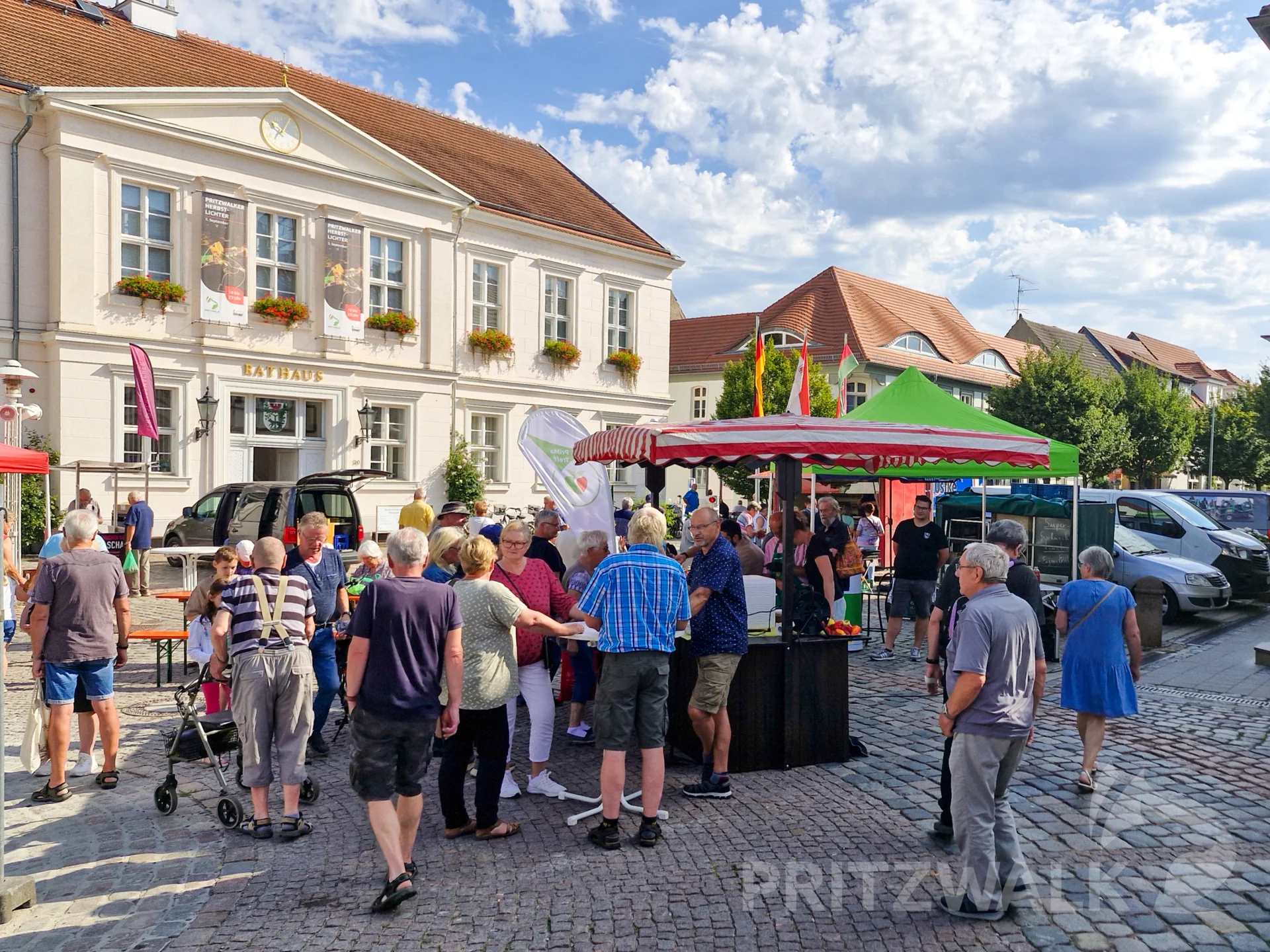 Die Marktbesucher nahmen das Angebot zum Schauen und Kosten gerne an. Foto: Stadt Pritzwalk