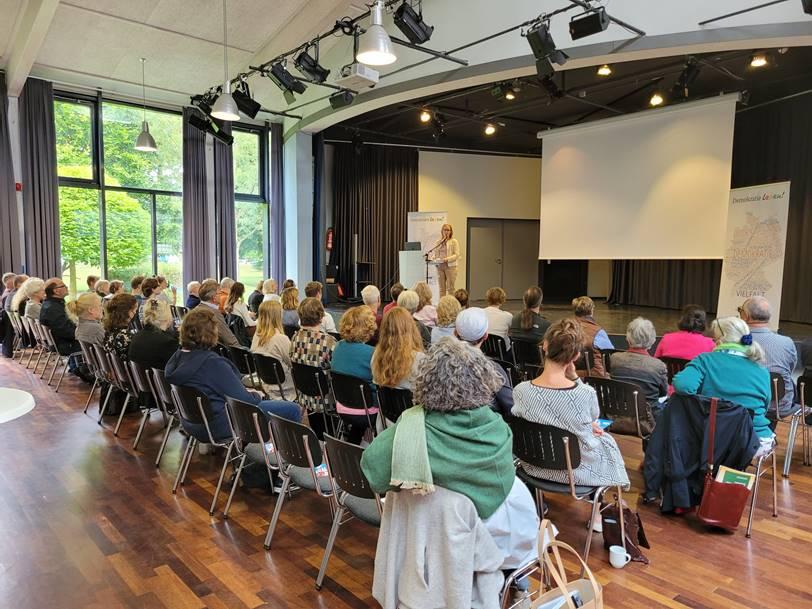 Bargteheides Bürgermeisterin Birte Kruse-Gobrecht begrüßt die Teilnehmer*innen der 13. Regionalkonferenz Rechtsextremismus & Demokratiestärkung © Partnerschaft für Demokratie Bargteheide