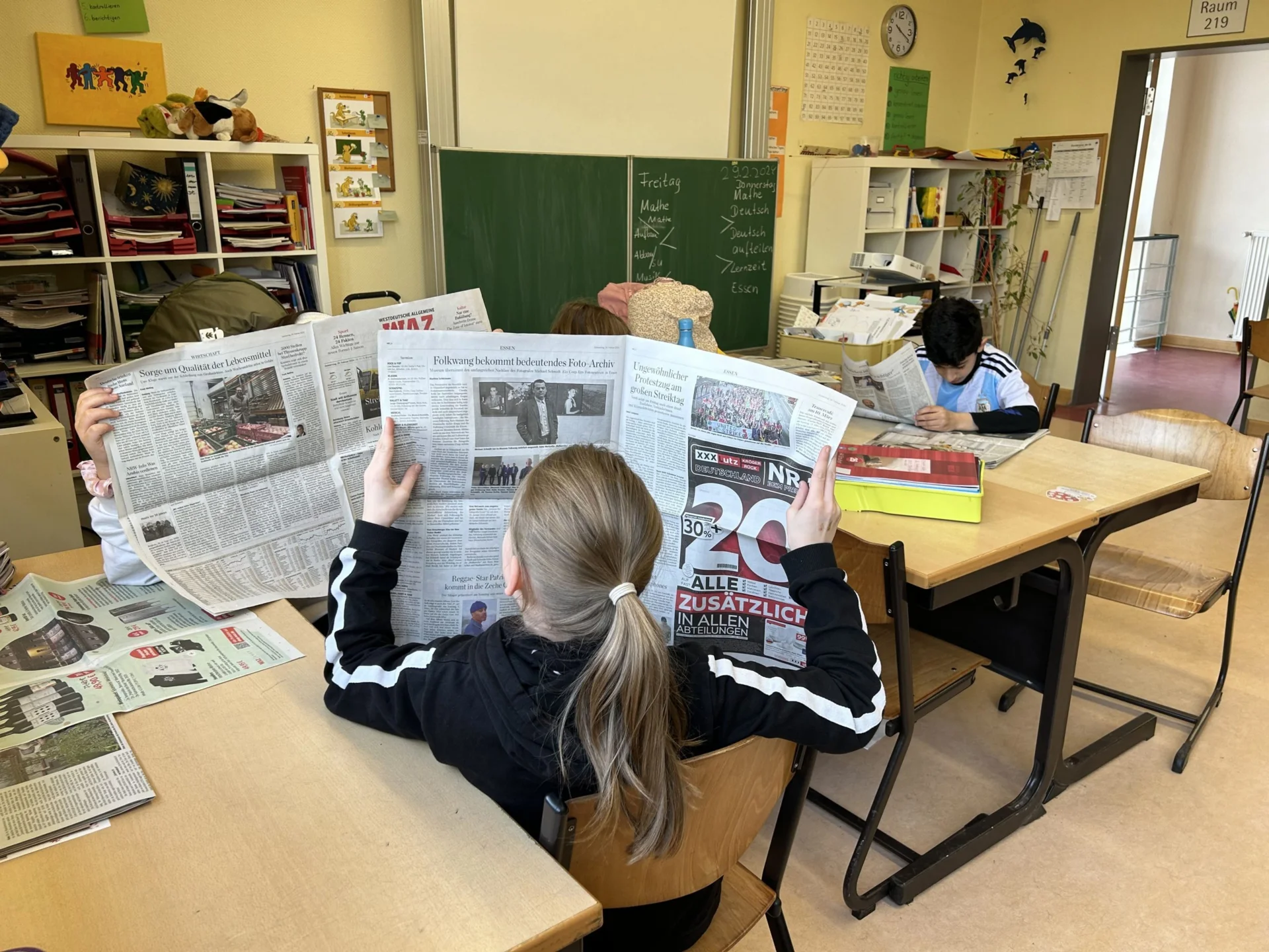 Schülerinnen beim Zeitung lesen