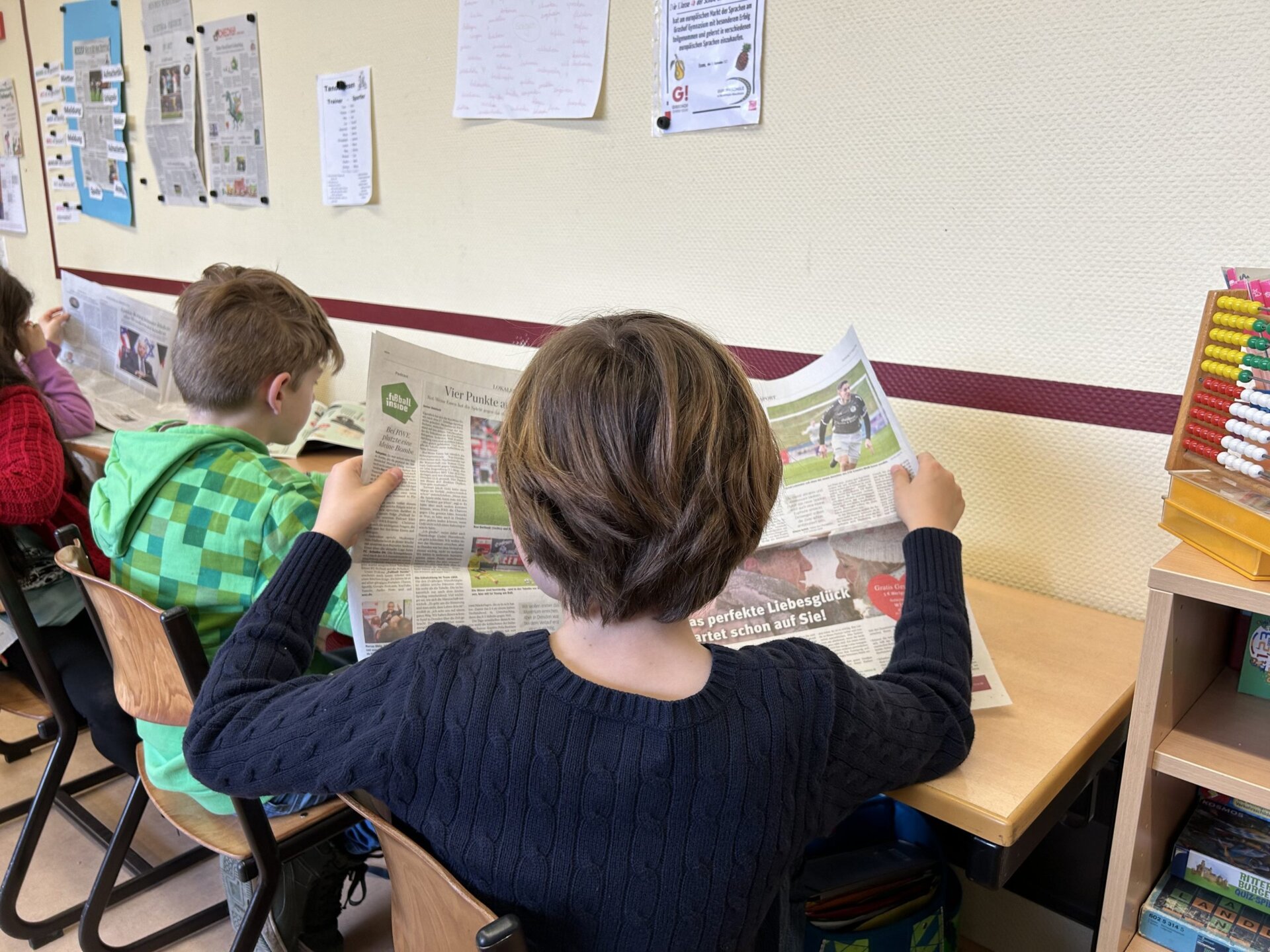 Schüler beim Zeitung lesen