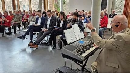 Kurt Weißflor stimmt am Keyboard das neue Ziesar-Lied an. ©&nbsp;Quelle: Frank Bürstenbinder