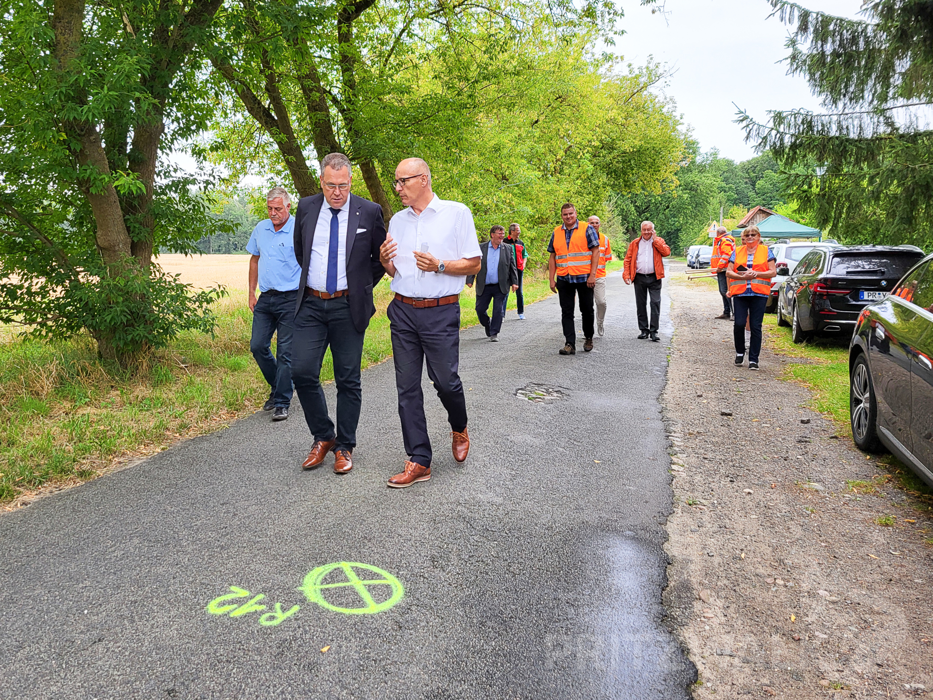 Die kaputte Straße wird später mit 5,50 Metern etwas breiter sein als bisher. Foto: Beate Vogel