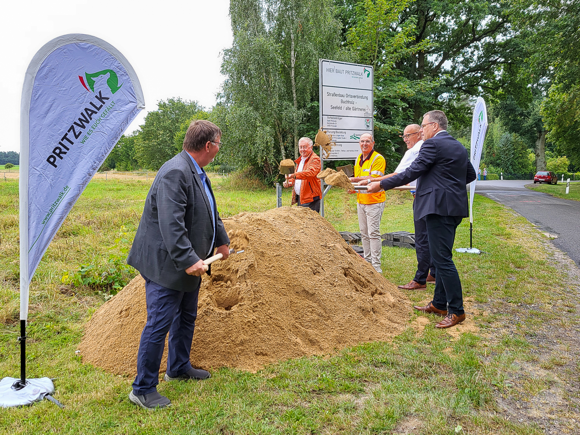 Für jeden eine Schippe Sand: Mit dem Spatenstich erfolgte der Startschuss für den Neubau der Straße. Foto: Beate Vogel