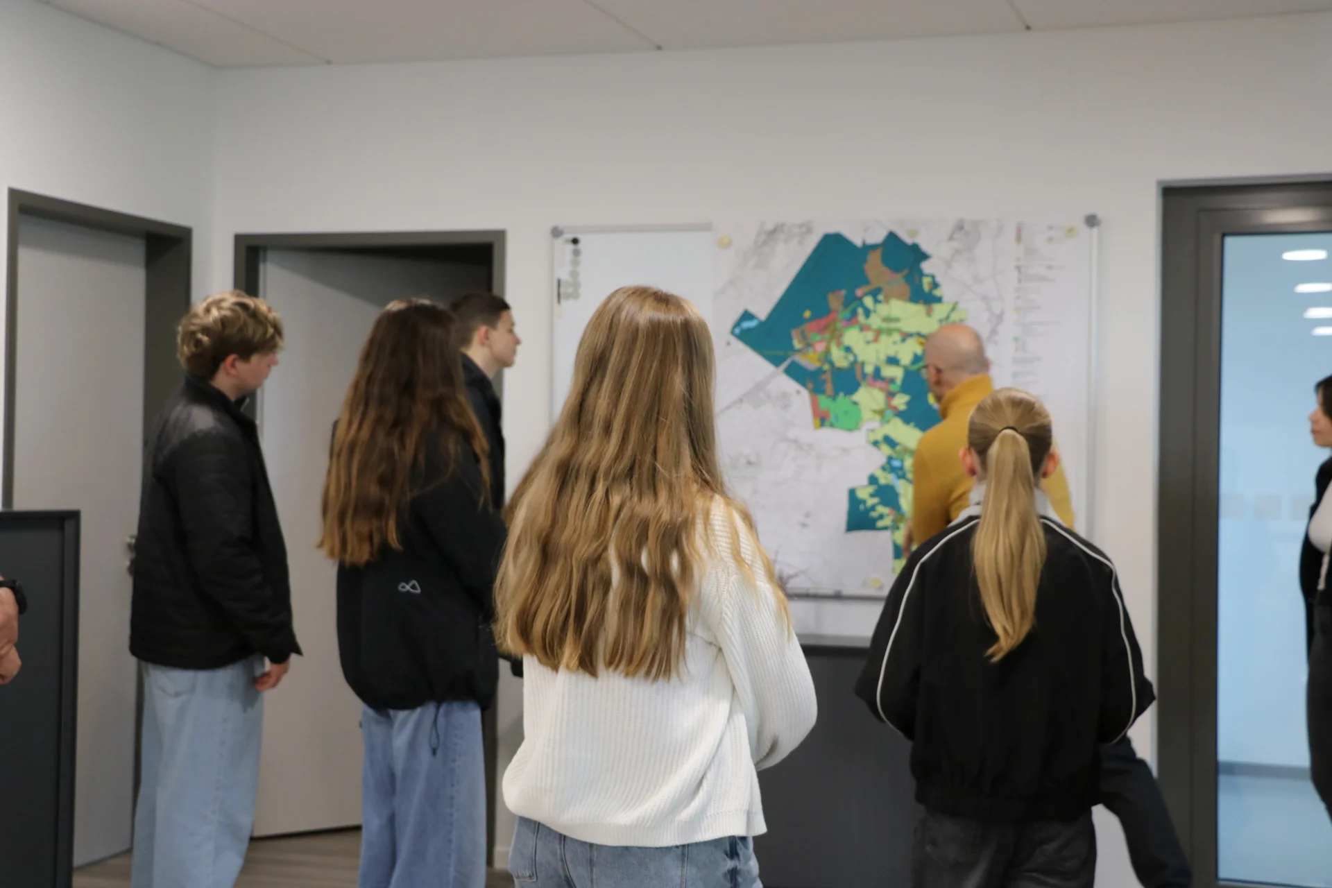 Schüler*innen und Mitarbeiter am Zukunftstag
