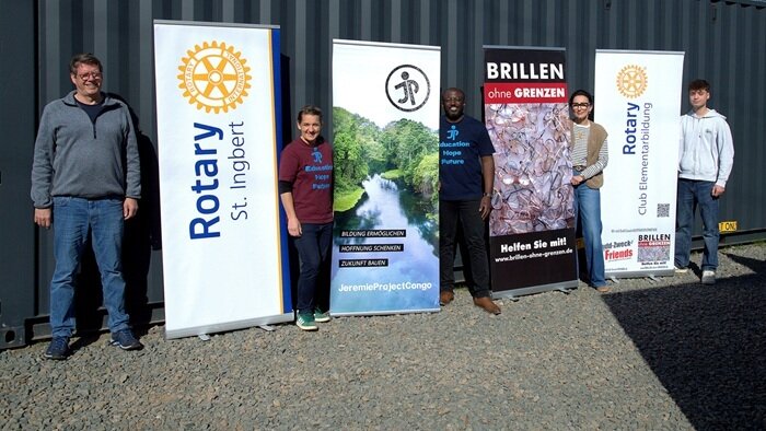 2026-04-11_BRILLEN-ohne-GRENZEN_G_Foto-HP-Muerz_RC-ST-Ingbert___RC-Elementarbildung___JeremieProject-Congo_4xRoll-Up_H-700