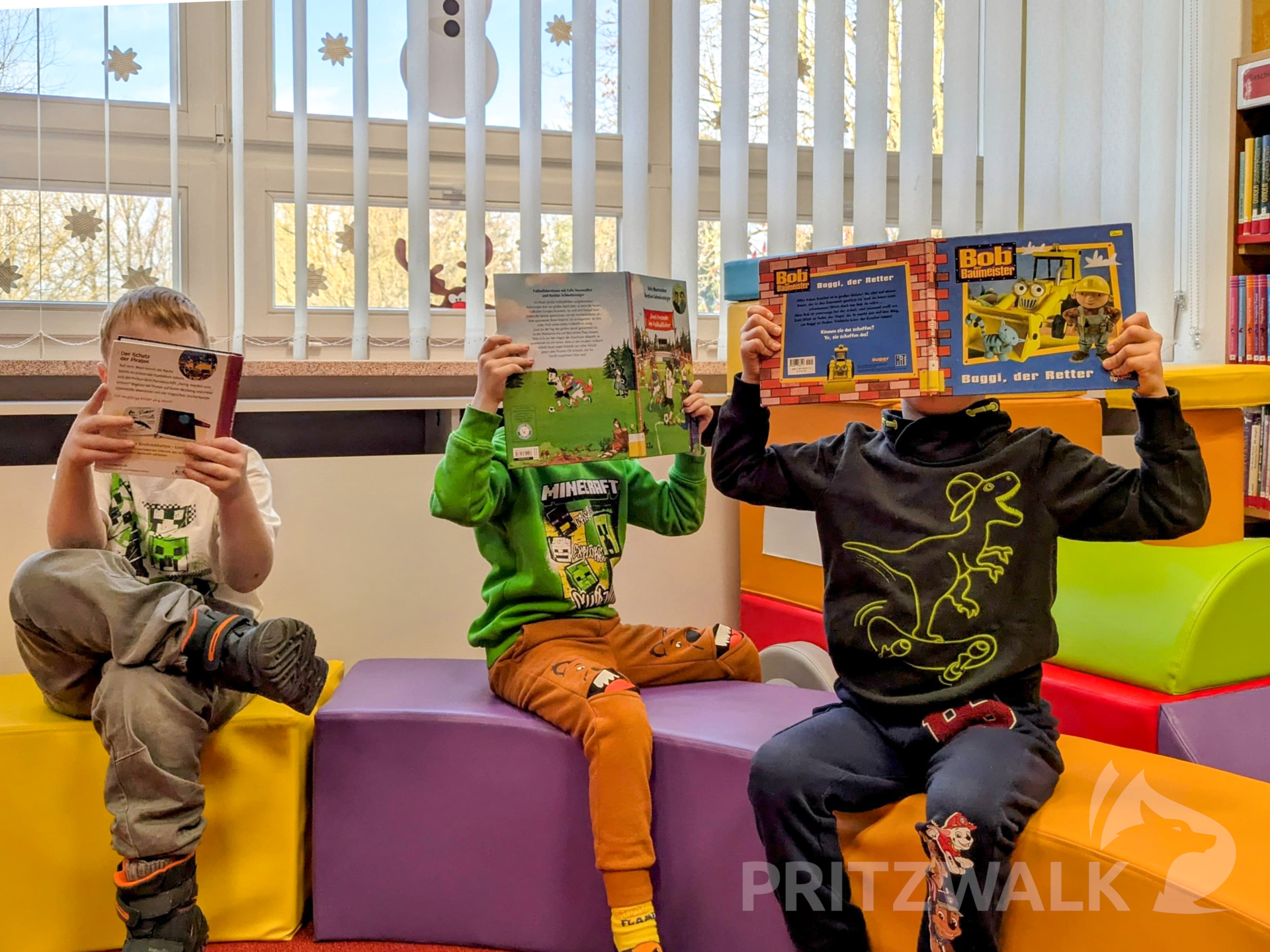 Die Vorschüler stöberten auch in den Büchern der Kinderbibliothek. Foto: Stadt Pritzwalk