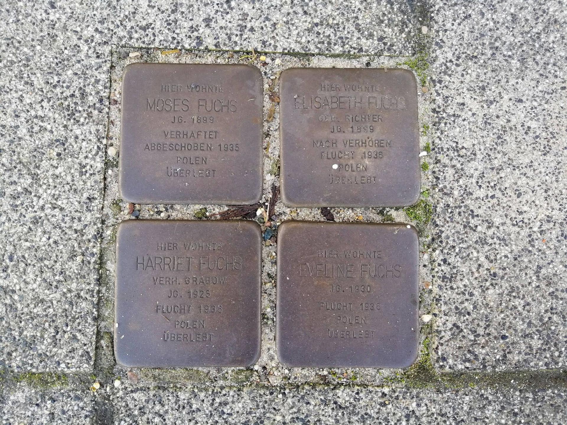 Die Stolpersteine für Familie Fuchs vor ihrem letzten Wohnhaus am Lieberoser Markt. Fotos: Ingrid Hoberg