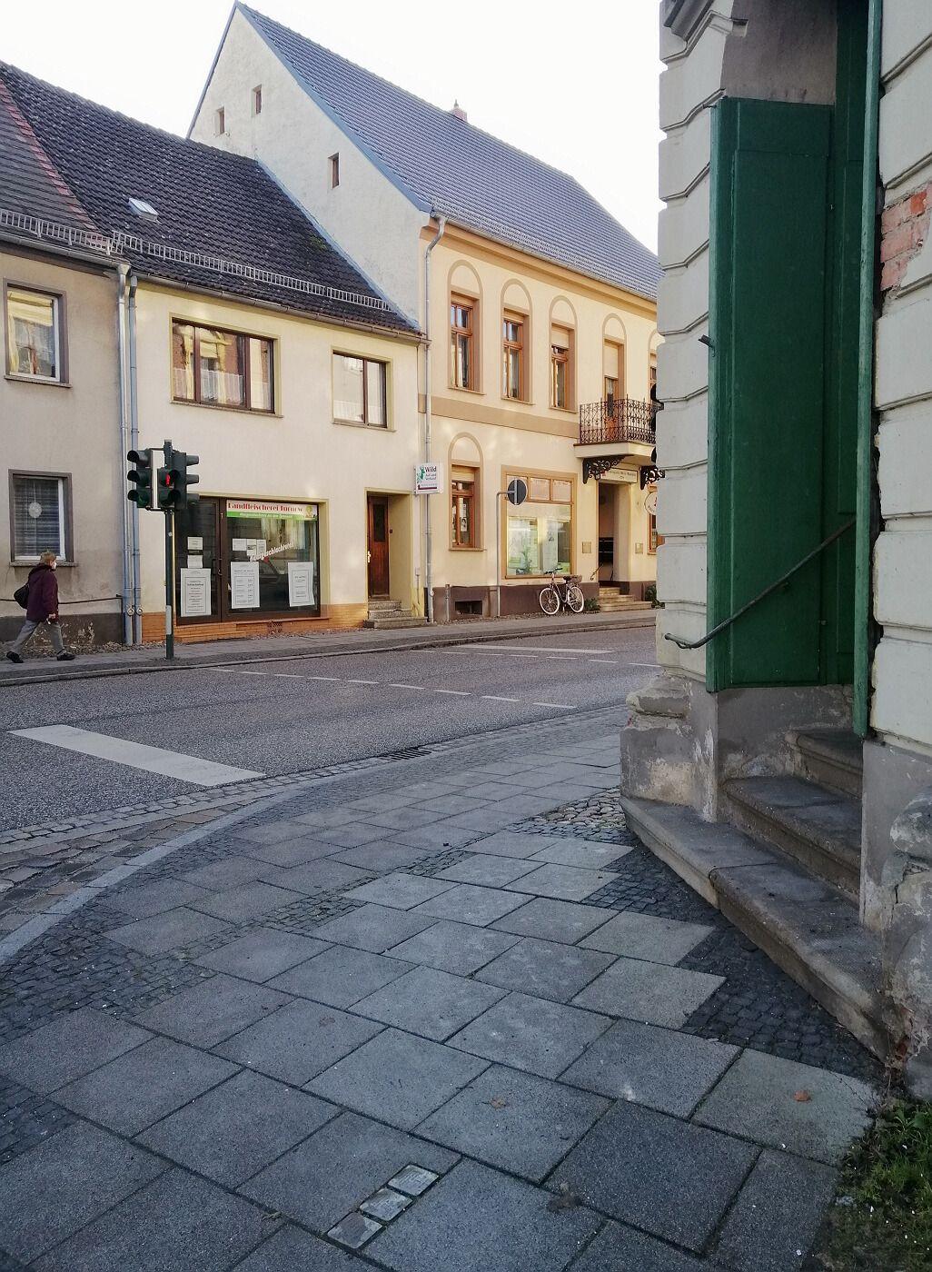 : Die Stolpersteine für Familie Hirsch vor dem Eckhaus am Lieberoser Markt. Fotos: Ingrid Hoberg