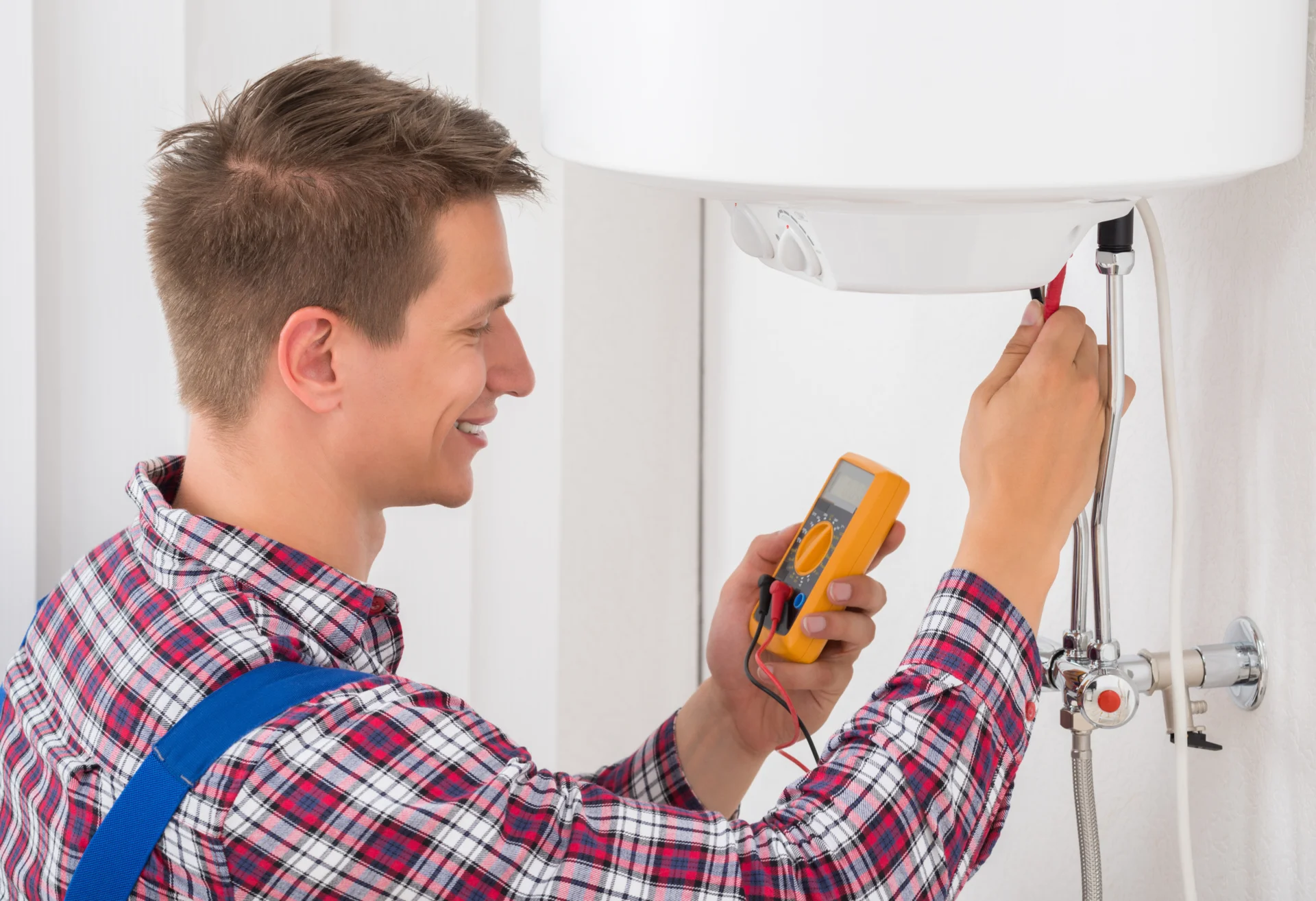 AB KW 33 - Kliba_Handwerker prüft Elektroboiler_Bild_KEA _print