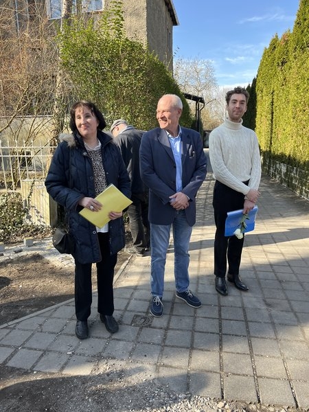 Foto Stadt Teltow, v.l.: Dr. Gabriele Bergner, Jürgen Stich (Fachbereichsleiter Öffentlichkeitsarbeit, Kultur, Bildung, Soziales), Felix (Teltower Schüler)