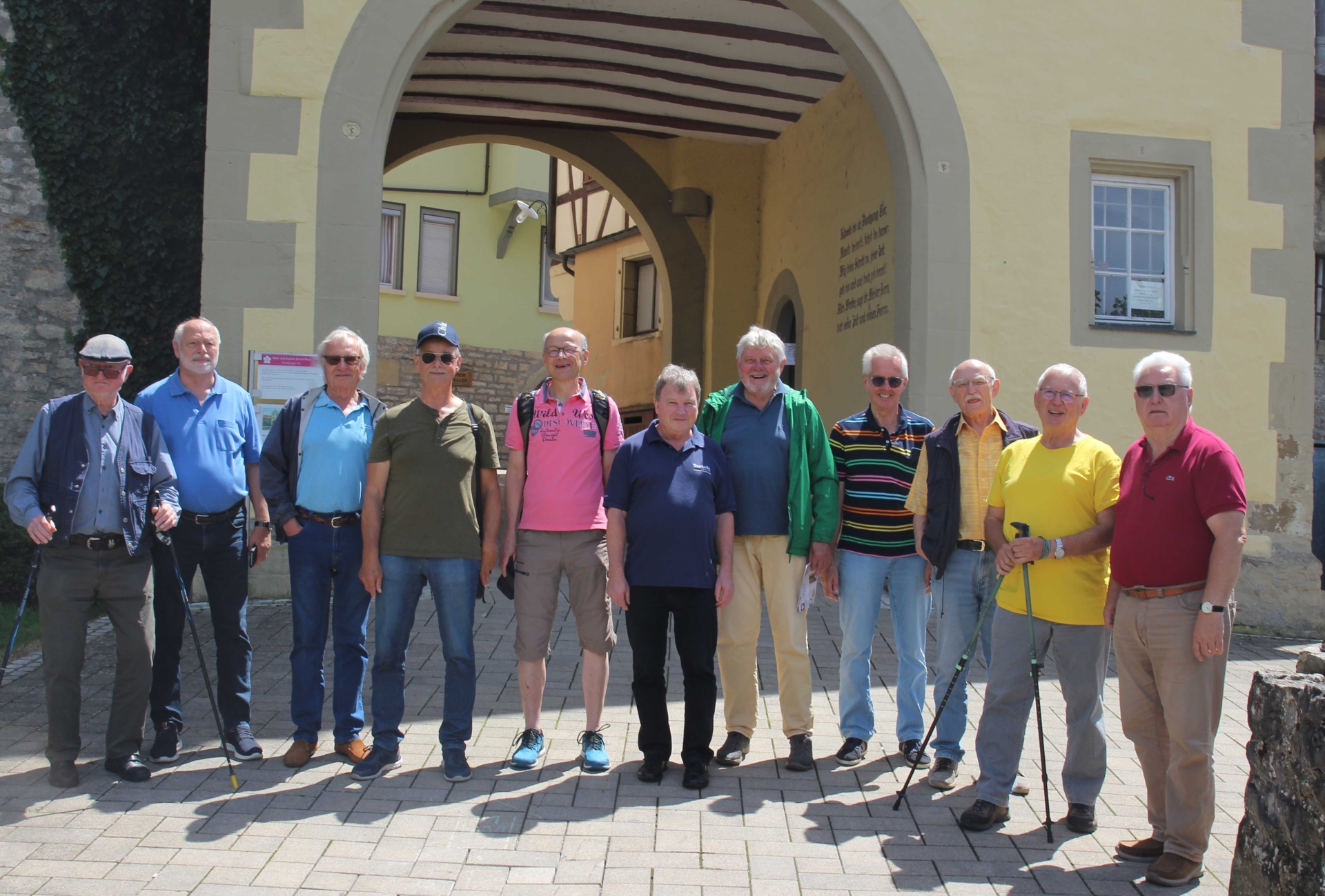 Die TSV-Männer-Gymnastik-Gruppe am „Würzburger Tor“ in Forchtenberg