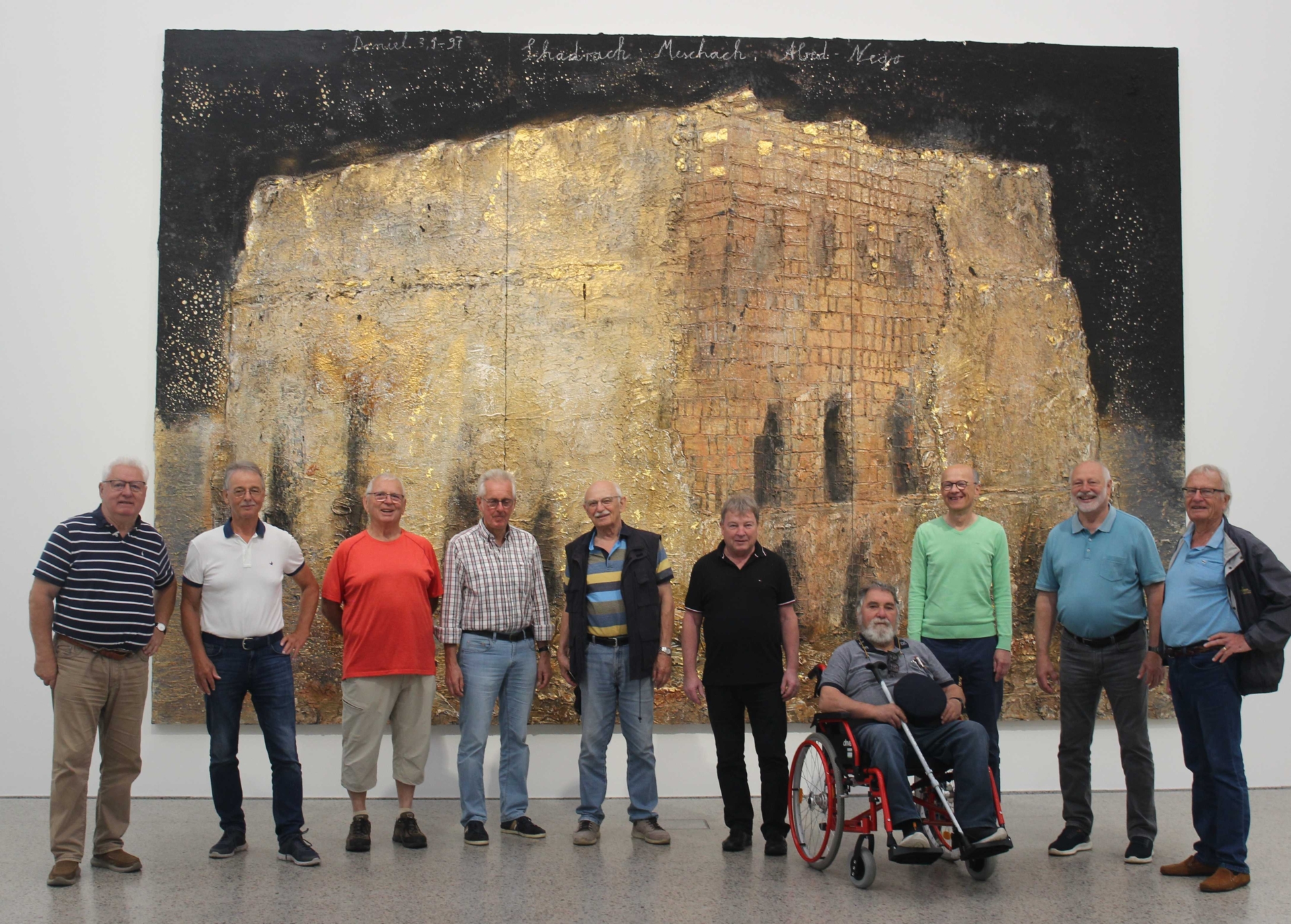 Die TSV-Männer-Gymnastik-Gruppe aus Rodenbach im Museum 2 Würth in Künzelsau vor einem riesigen Ölgemälde des Künstlers Anselm Kiefer.