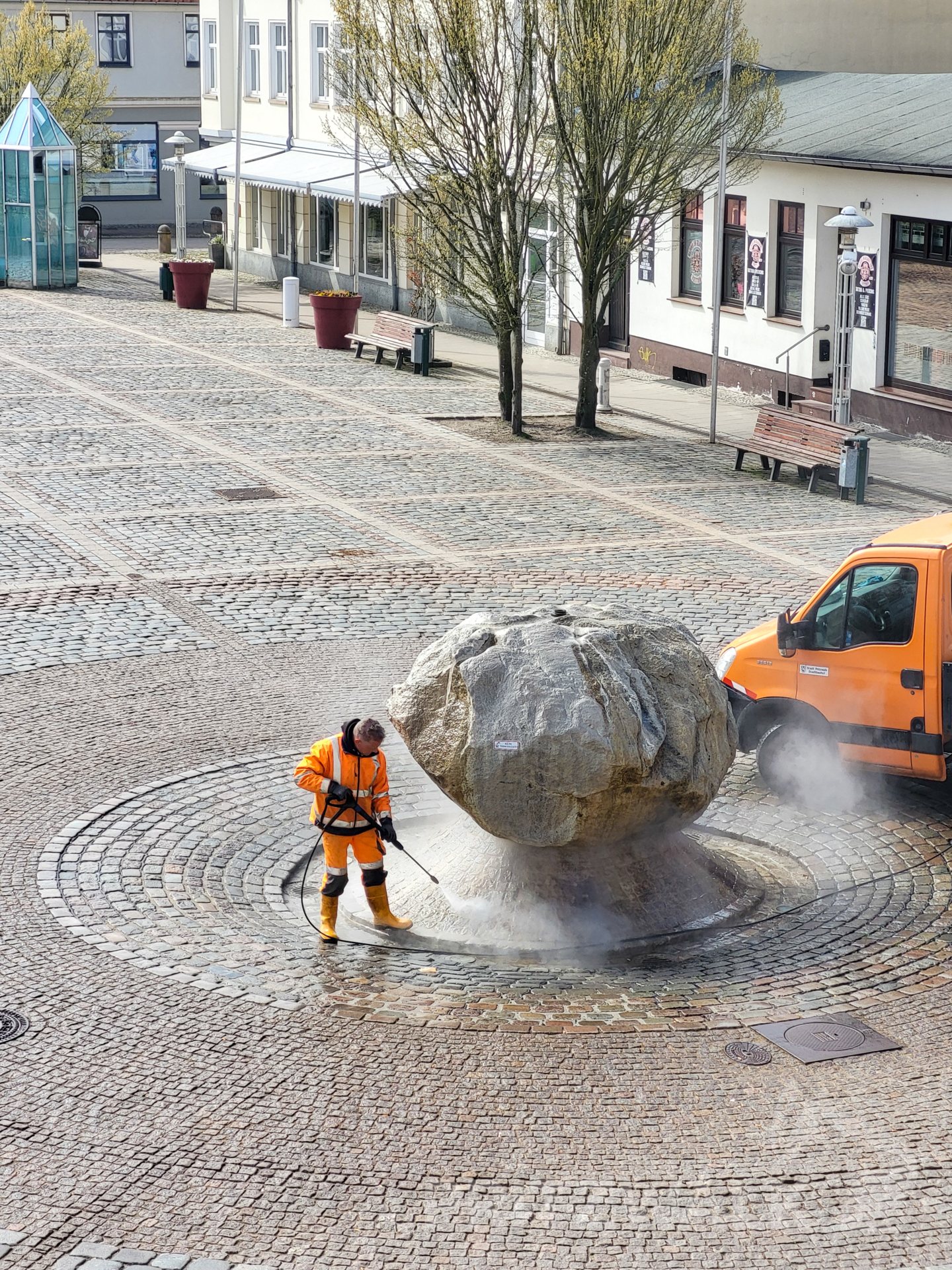 Mitarbeiter des städtischen Bauhofes reinigten am Donnerstag den Brunnenstein auf dem Pritzwalker Marktplatz. Foto: Stadt Pritzwalk