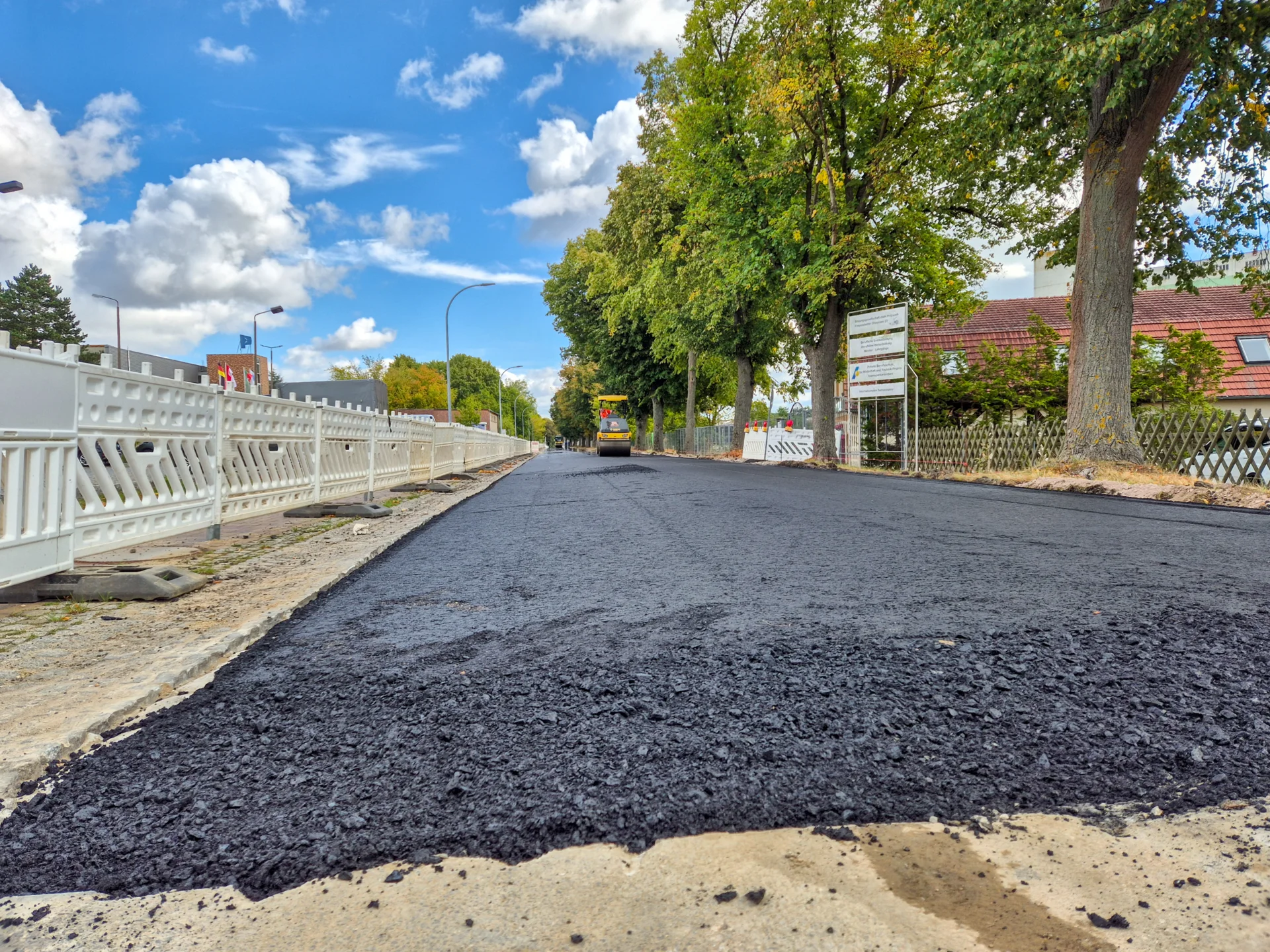 Nach dem Asphaltierer kam die Walze. Foto: Stadt Pritzwalk