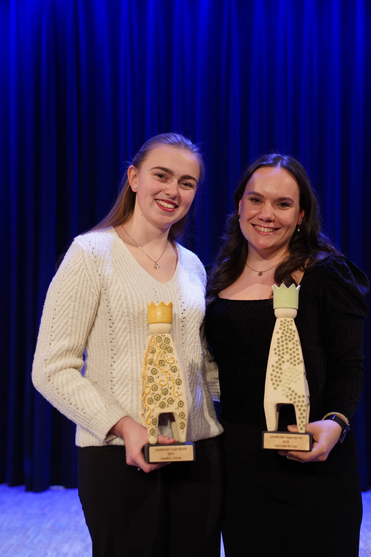 Josefine Zörner und Veronika Richter mit ihren Preisen