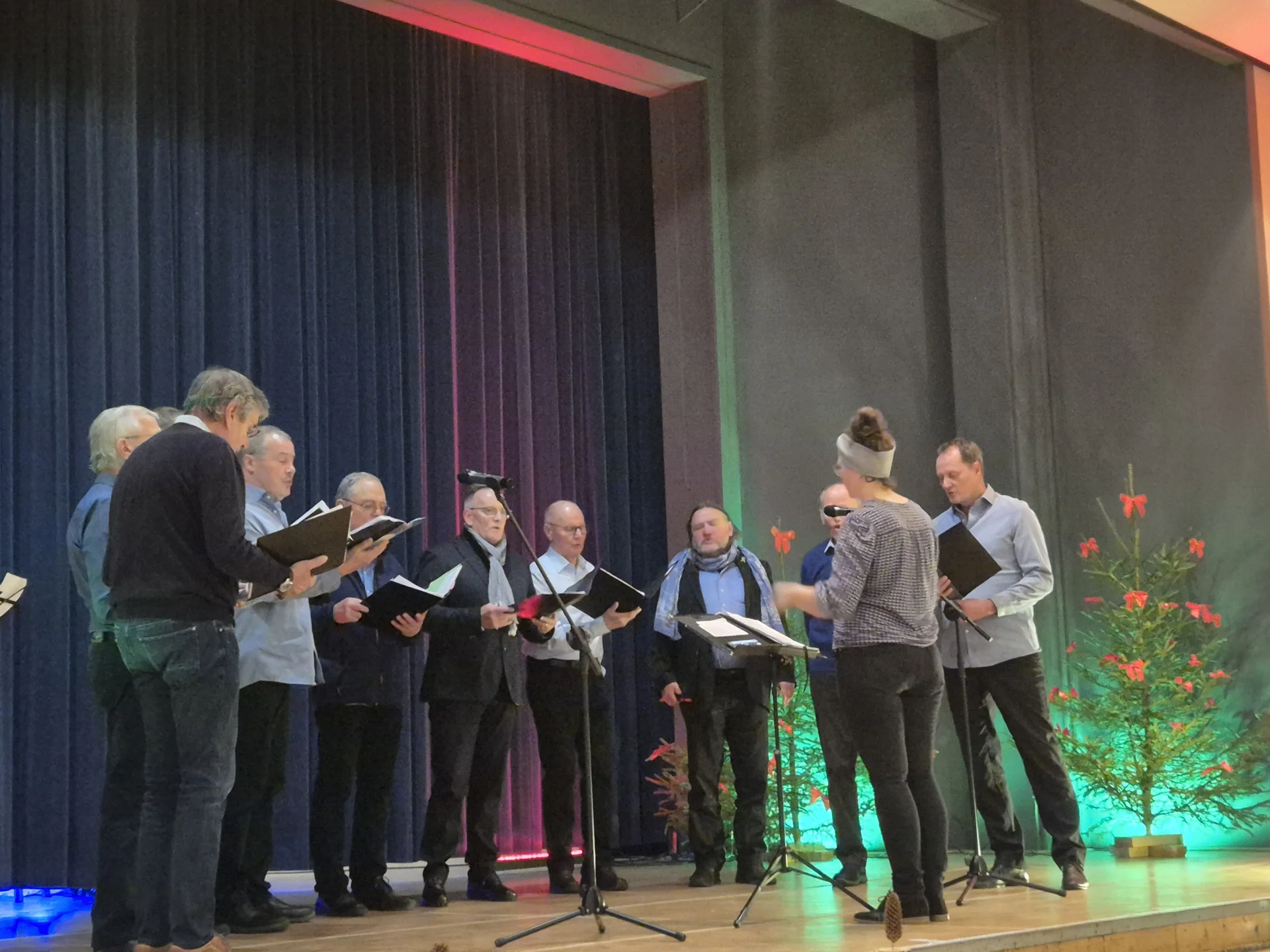 Der Männerchor Schmalenbuche mit Chorleiterin Judith Blödorn