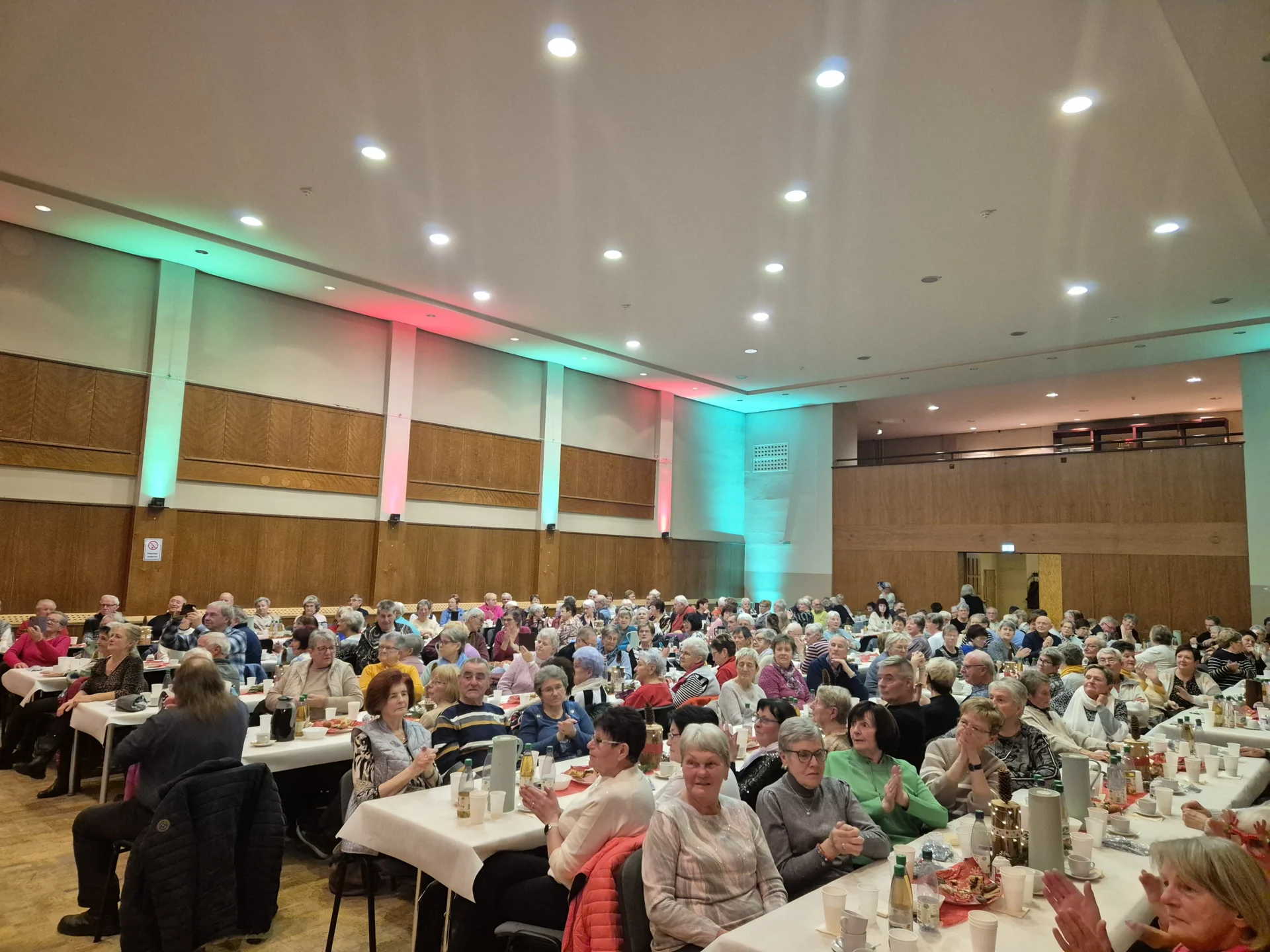 Der voll besetzte Kulturhaussaal am 18.12.2025 in Neuhaus am Rennweg