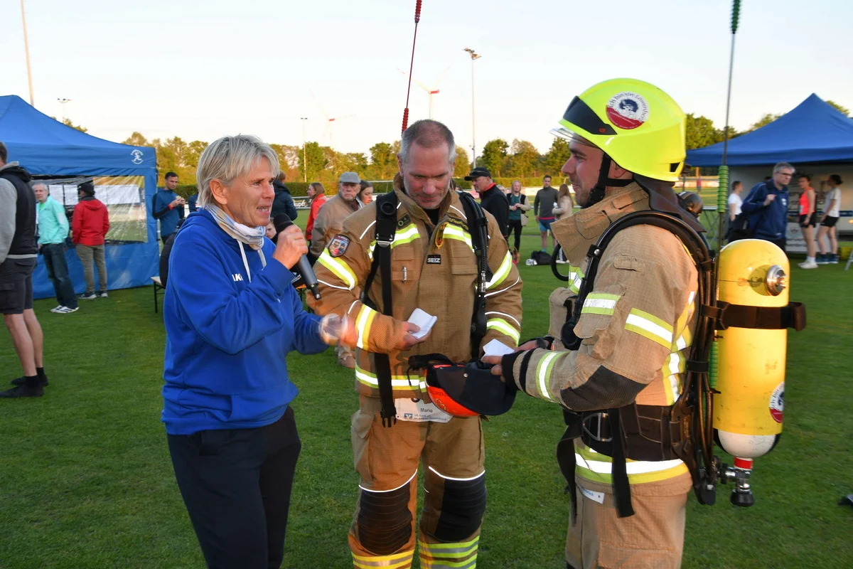Sabine Staas vom Lauftreff des SV Eintracht Neuenkirchen füllt die Sauerstoffflaschen der Spendenläufer von der Feuerwehr.. (Bild vergrößern)