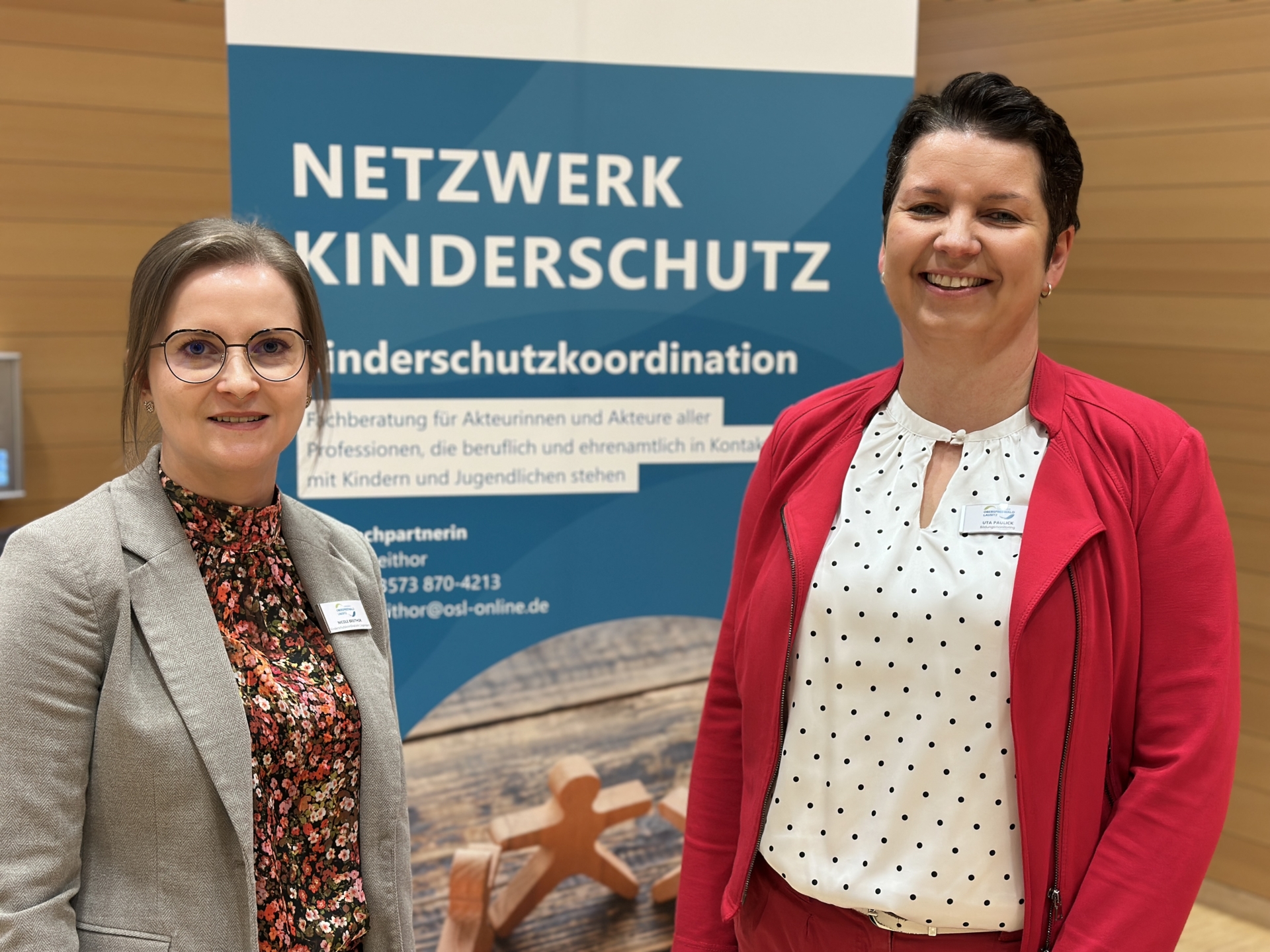 Nicole Breithor Kinderschutzkoordinatorin (l.) und Uta Paulick Bildungsbüro_Bild Landkreis OSL_Nora Bielitz 