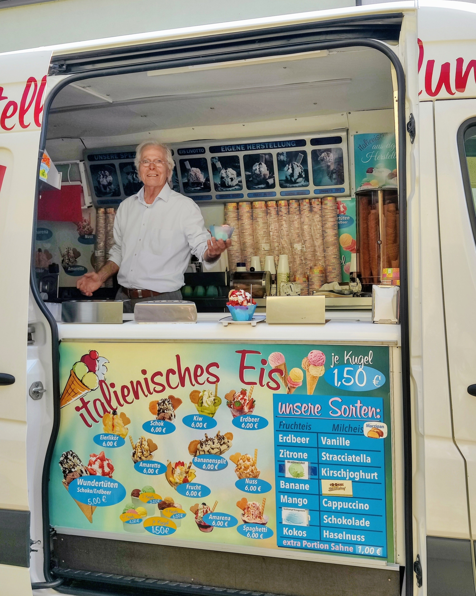 Vom Inhaber Cosimo Stendardo gab es eine erste Kostprobe aus dem Eismobil.