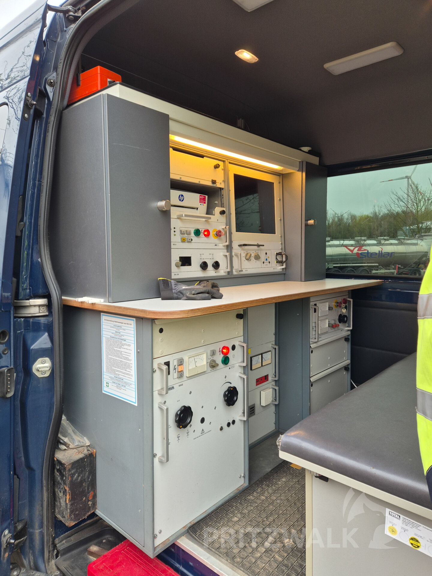 Mit dem Spannungsgenerator werden Stromstöße durch die Leitungen geschossen. Foto: Stadt Pritzwalk