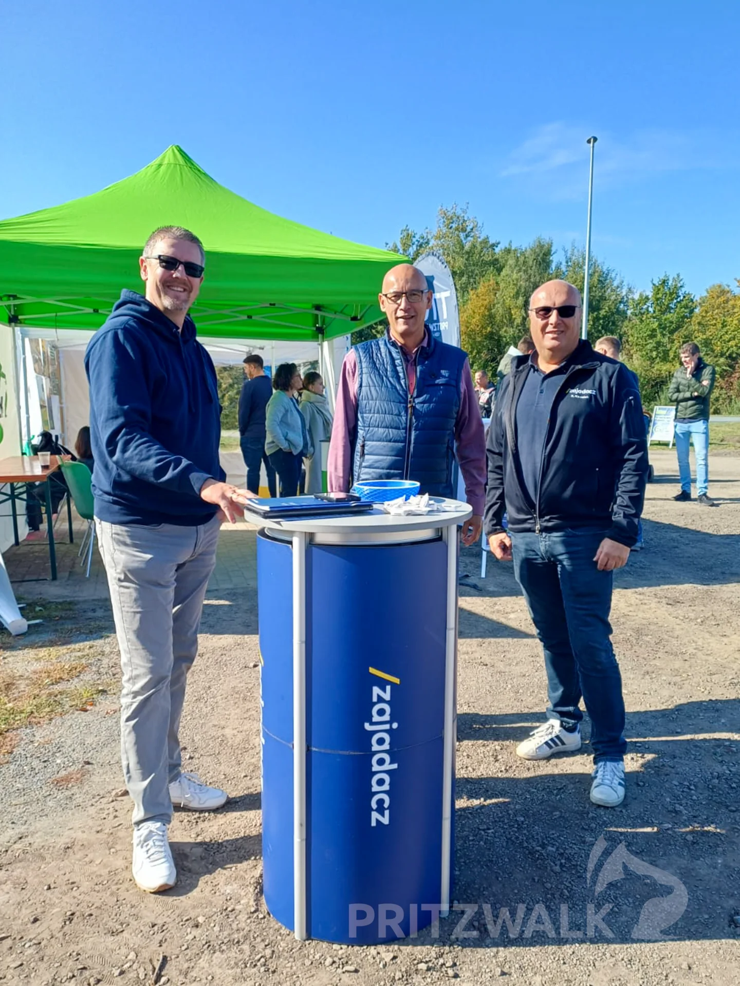 Bürgermeister Dr. Ronald Thiel informierte sich beim Tag des offenen Gewerbeparks in Falkenhagen zum Beispiel bei der Firma Zajadacz. Foto: Stadt Pritzwalk