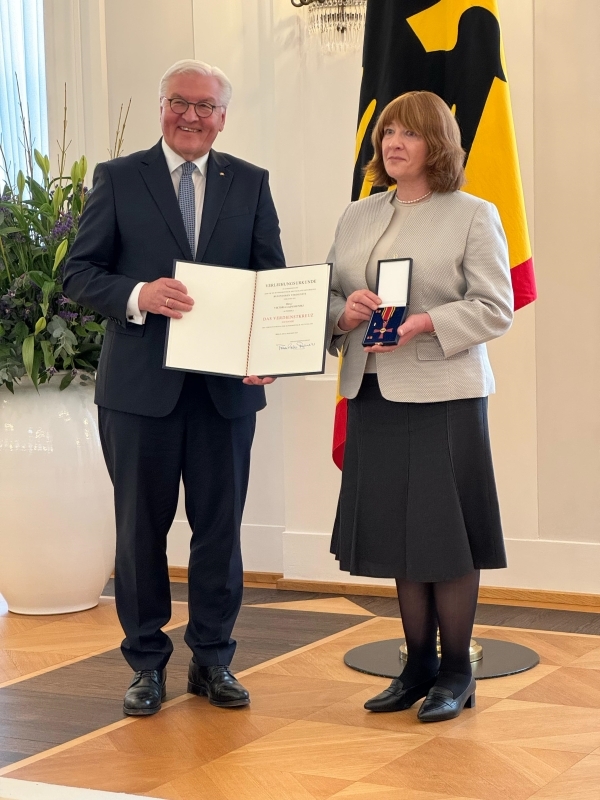 Viktoria Ladyshenski erhält im Schloss Bellevue das Bundesverdienstkreuz vom Bundespräsidenten Frank-Walter Steinmeier