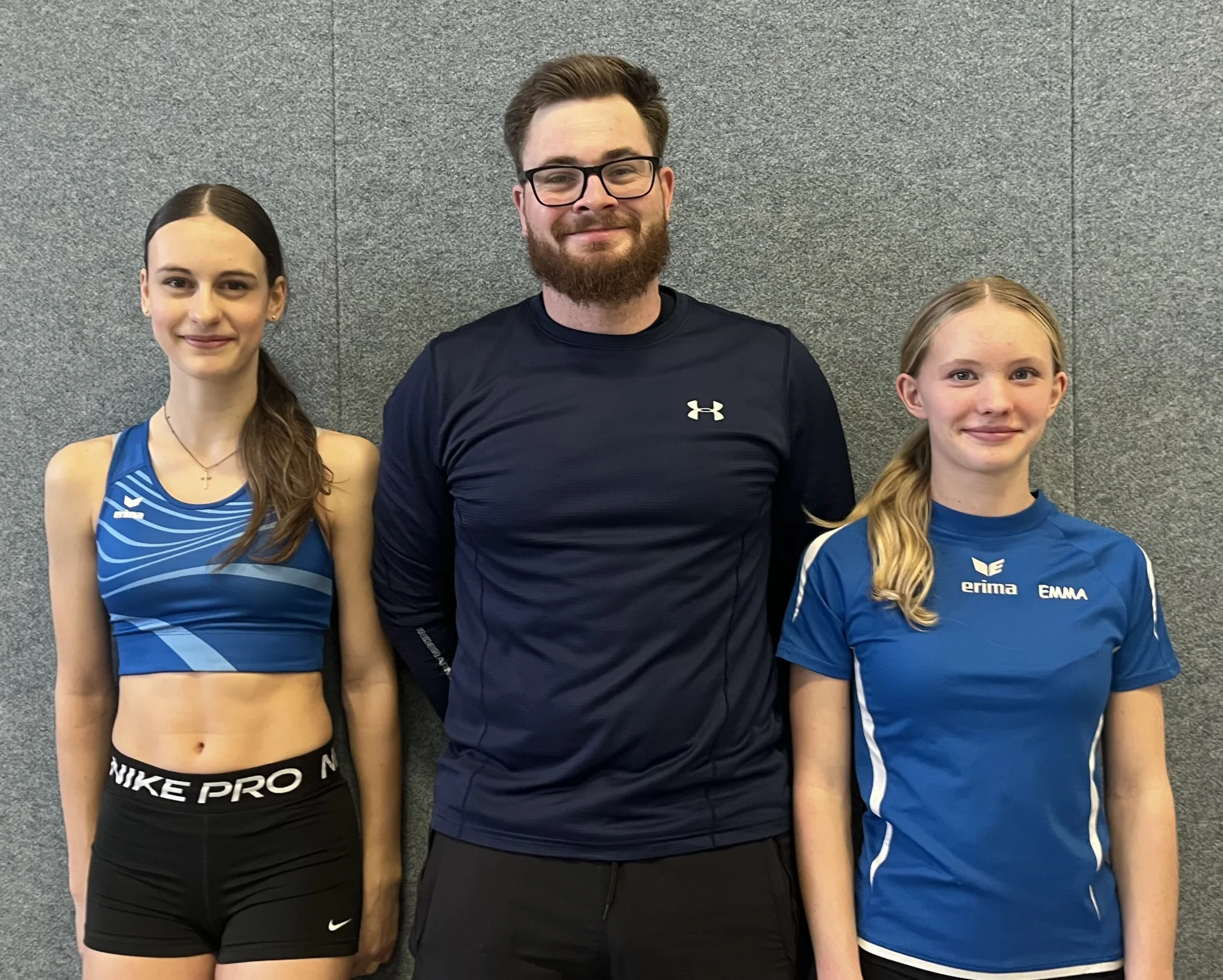 Unsere frisch gebackenen Kreismeisterinnen Emma Brachmann (links) und Lena Rittmeier (rechts) neben Trainer Clemens Radke (alle SVE).