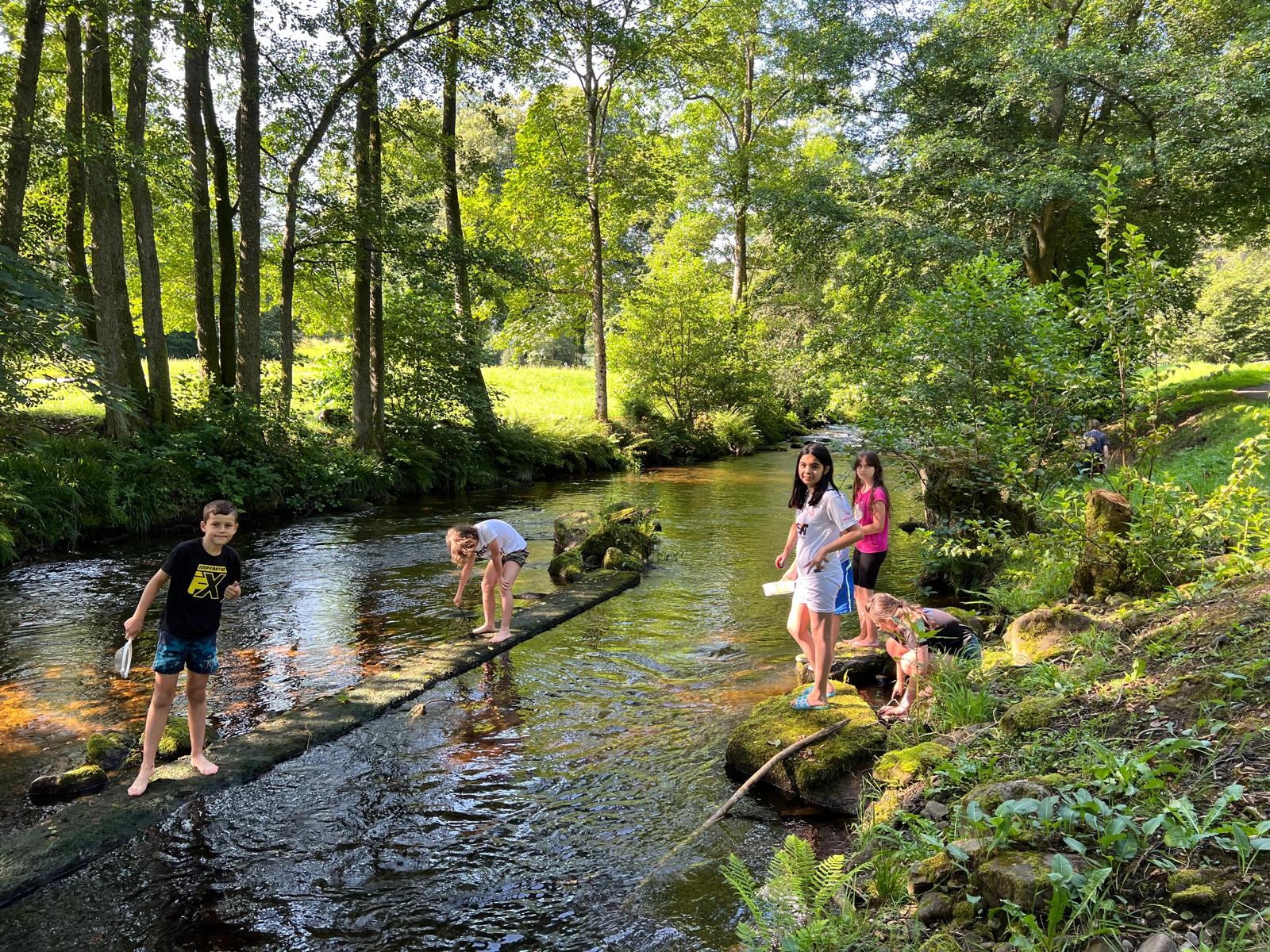 Die Kinder in der Enz.