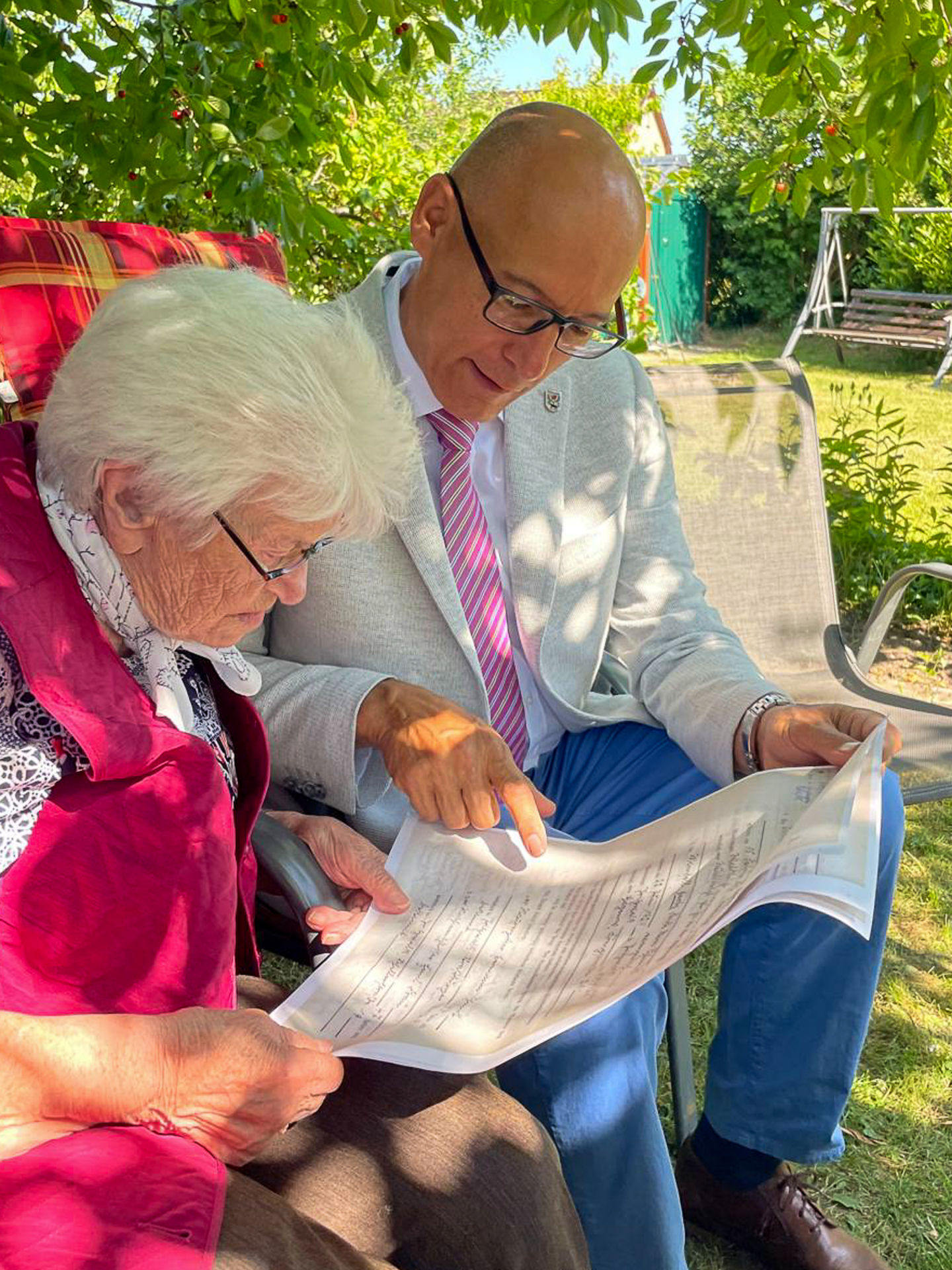 Herta Mertens studiert mit Bürgermeister Dr. Ronald Thiel die Kopie ihrer Heiratsurkunde. Foto: Privat
