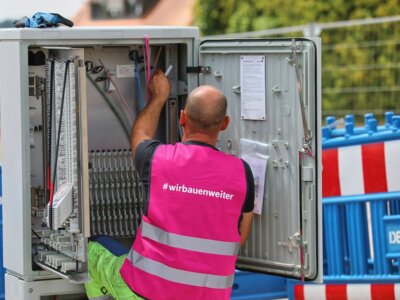 Die Telekom gibt Gas beim Glasfaserausbau: Bis Ende 2024 sollen 10 Millionen Haushalte die Möglichkeit für einen direkten Glasfaseranschluss bekommen. © Telekom Deutschland GmbH (Bild vergrößern)