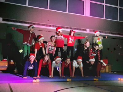 Die Weihnachtsfeier der Schule (Bild vergrößern)