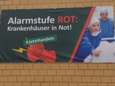 Foto: Rolandstadt Perleberg | Ein Transparent am Kreiskrankenhaus Prignitz weist auf die schwierige Situation der Krankenhäuser hin.