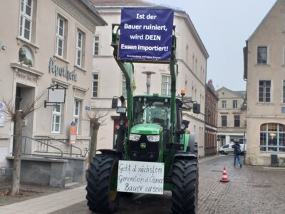 Foto: Rolandstadt Perleberg | Traktoren mit Protestplakaten am Rande des Wochenmarktes.