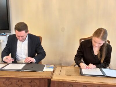 Foto: Rolandstadt Perleberg | Bürgermeister Axel Schmidt und Lucie Menzel bei der Unterzeichnung des Ausbildungsvertrages.