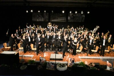 Das gesamte Orchester auf der Bühne (Bild vergrößern)