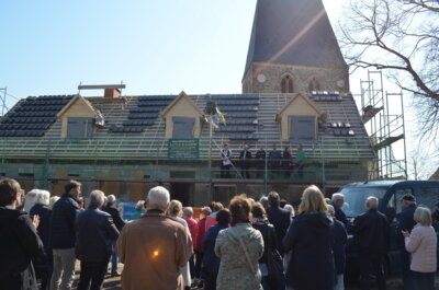 Foto: Rolandstadt Perleberg | Bild vom Richtfest des neuen Dorfgemeinschaftshauses in Sükow vom 21. April 2023