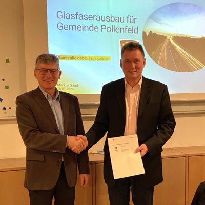 Im Rahmen der Gemeinderatssitzung unterzeichneten Bürgermeister Wolfgang Wechsler (links) und Markus Sand von der Telekom eine „Gemeinsame Erklärung“ zum Ausbau eines Glasfasernetzes im Ortsteil Preith. (Bild vergrößern)