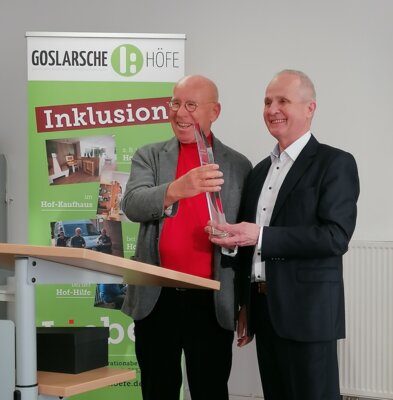 (oben links:) Thomas Brych erhält den Bürgerpreis aus den Händen von Hans-Joachim Tessner