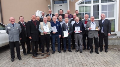 Die geehrten Mitglieder mit 1. Bürgermeister Gemeinde Neufahrn Franz Heilmeier (3. von links) und 1. Vors. KSGV M-F-H Otto Radlmeier (ganz rechts) 