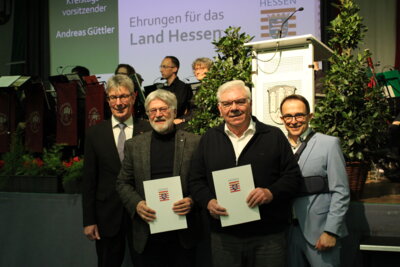 Kreistagsvorsitzender Andreas Güttler (links) und Bürgermeister Lars Obermann (rechts) nach den Auszeichnungen von Mandfred Schuchardt (Mitte links) und Walter Kouril (Mitte rechts) mit den Ehrenbriefen des Landes Hessen (Bild vergrößern)