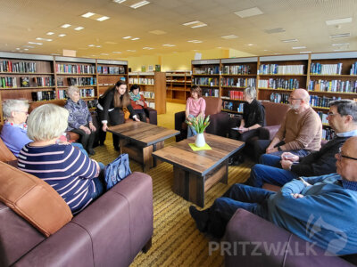 Die Mitglieder des Pritzwalker Seniorenbeirates nahmen in der neuen Sitzecke in der Stadtbibliothek Platz. Bibliotheksleiterin Sanra Busch zeigt die Couchtische. Foto: Beate Vogel