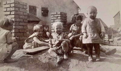 Bengel Spielende Kinder um 1930. Bildquelle: Buch Land und Leute in alten Fotos