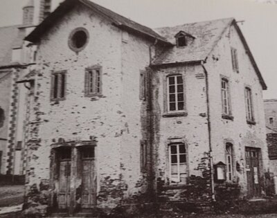 Bengel, alte Schule, abgerissen um 1960. Bildquelle: Buch Land und Leute in alten Bildern