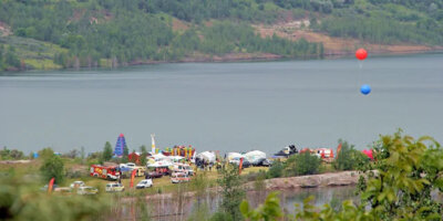 Bei der Festpremiere 2022 wurde die Gelegenheit genutzt, Besucheraktionen auf dem noch nicht gefluteten Landbereich zwischen den beiden getrennten Seeflächen zu veranstalten. Foto: Ronny Schoof (Bild vergrößern)