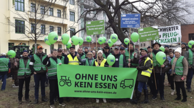 Südbrandenburger Landwirte beteiligen sich an den Protesten vor den Parteizentralen der Ampel (hier Bundesgeschäftsstelle von Bündnis 90/Grüne)