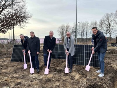 (von links) Thomas Götz (Geschäftsführer TGZ Prignitz), Dr. Oliver Hermann (Bürgermeister Wittenberge), Lars Peter (Geschäftsführer Austrotherm Dämmstoffe GmbH), Alexander Sinner (Vertriebsgeschäftsführer Austrotherm Dämmstoffe GmbH) und Jonas Kothy (Standortleiter Faber Solartechnik) I Foto: Martin Ferch (Bild vergrößern)