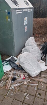 Müllcontainerplatz Niederroßla am 30.01.2024 (Bild vergrößern)