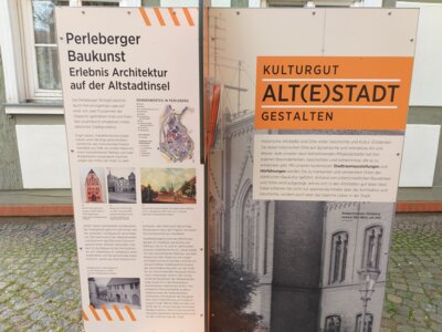 Foto: Rolandstadt Perleberg | In unmittelbarer Nachbarschaft der Sankt-Jacobi-Kirche, vor der Superintendentur am Kirchplatz 6, steht diese Stele, die auf die Hearonymus-App hinweist.